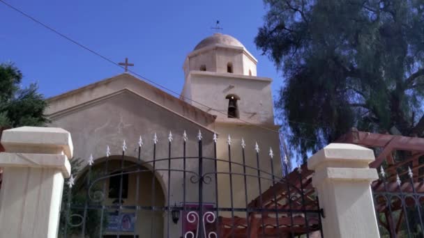 私たちの女性の教会 スペイン語 Iglesia Nuestra Seora Candelaria アルゼンチンの7月州ケブラダ フマハカ渓谷のマイマラ村 — ストック動画