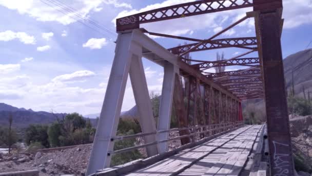 阿根廷胡胡伊省蒂尔卡拉市附近的一座旧钢桥上骑摩托车的当地人 — 图库视频影像
