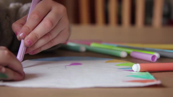 Menina Desenho Sobre Papel Mesa Menina Desenho Com Marcadores Coloridos — Vídeo de Stock