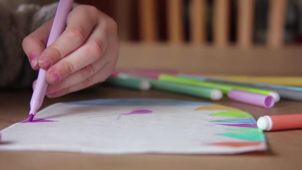 Κορίτσι Σχέδιο Χαρτί Στο Τραπέζι Κοριτσάκι Σχέδιο Έγχρωμους Δείκτες Χαρτί — Αρχείο Βίντεο
