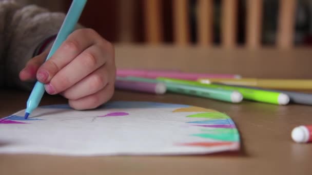 Рука Девушки Рисует Бумаге Столом Маленькая Девочка Рисует Цветным Маркером — стоковое видео