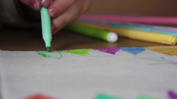 Ragazza Che Disegna Carta Tavola Bambina Che Disegna Con Pennarelli — Video Stock