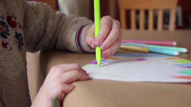 Dziewczyna Rysunek Papierze Przy Stole Mała Dziewczynka Rysunek Kolorowymi Znacznikami — Wideo stockowe
