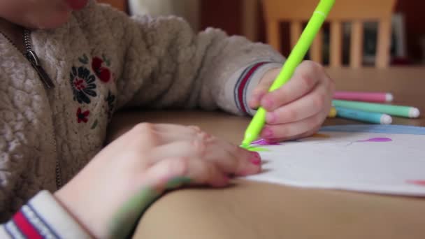 Κορίτσι Σχέδιο Χαρτί Στο Τραπέζι Κοριτσάκι Σχέδιο Έγχρωμους Δείκτες Χαρτί — Αρχείο Βίντεο