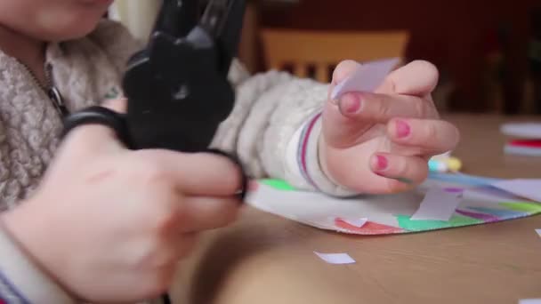 Κοπελίτσα Κόβει Λωρίδες Χαρτιού Στο Σπίτι Κλείσε Ανάλυση — Αρχείο Βίντεο