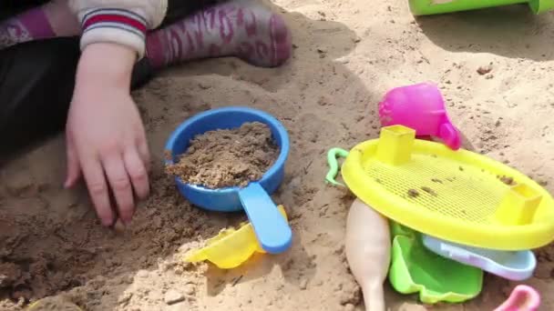Menina Brincando Uma Caixa Areia Menina Brincando Com Brinquedos Areia — Vídeo de Stock