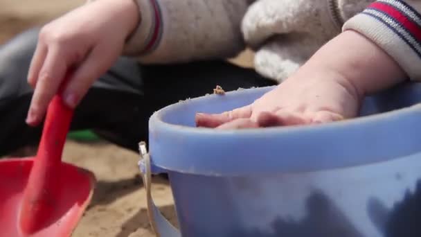 Kleines Mädchen Beim Spielen Sandkasten Kleines Kind Beim Spielen Mit — Stockvideo