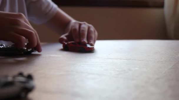 Kind Spielt Mit Spielzeugautos Auf Holztisch Hause Nahaufnahme Auflösung — Stockvideo