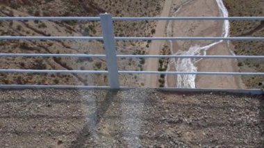 Bulutlara giden tren Polvorilla Viaduct 'u (Tren a las Nubes) geçiyor, San Antonio de los Cobres, Salta ili, And Dağları, Arjantin, Güney Amerika. 