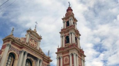 Saint Francis Kilisesi (Basilica Menor y Convento de San Francisco), Salta, Arjantin, Güney Amerika. Salta, Salta Eyaleti 'nin kuzeybatısında yer alan bir şehirdir. 4K Çözünürlüğü.