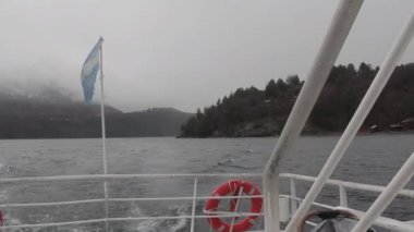 Arjantin bayrağı Lacar Gölü, San Martin de los Andes, Arjantin 'de Stern of a Ship' te. 4K Çözünürlüğü.