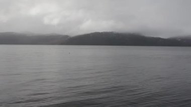 San Martin de los Andes, Arjantin 'deki Bulutlu Kış Günü sırasında Lacar Gölü. 4K Çözünürlüğü.