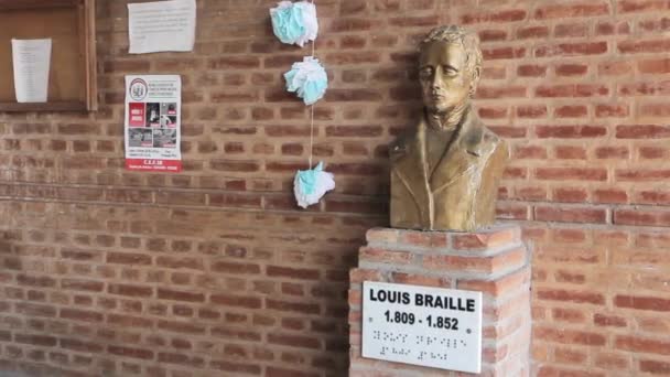 Προτομή Του Louis Braille Στο Διάδρομο Του Louis Braille School — Αρχείο Βίντεο