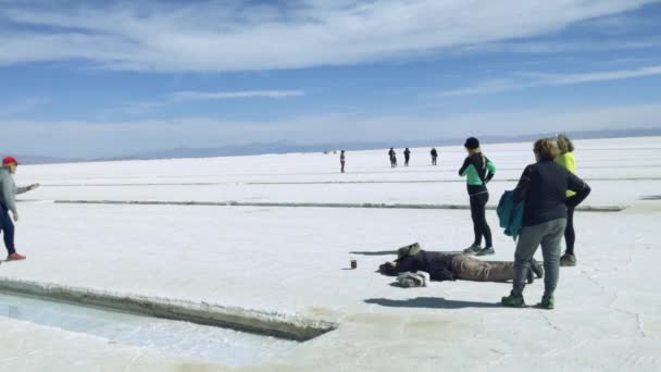 Turister Vid Salinas Grandes Salt Flats Jujuy Province Nordväst Argentina — Stockvideo