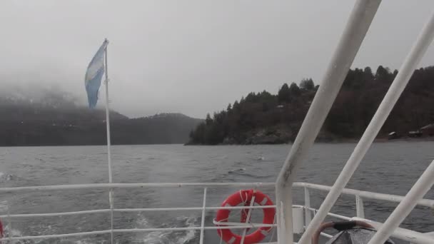 ラカー湖の船の船尾にアルゼンチンの旗 マーティン アンデス アルゼンチン 4K解像度 — ストック動画