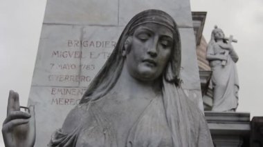 Recoleta Mezarlığı 'ndaki Peçeli Kadın Heykeli, Buenos Aires, Arjantin. Yakınlaştır. 4K Çözünürlüğü.