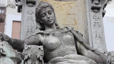 Recoleta Mezarlığındaki Kadın Heykeli, Buenos Aires, Arjantin. Yakın çekim. 4K Çözünürlüğü.