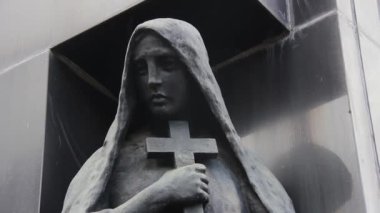 Arjantin, Buenos Aires Recoleta Mezarlığı 'nda Haç Tutan Kadın Heykeli. 4K Çözünürlüğü.