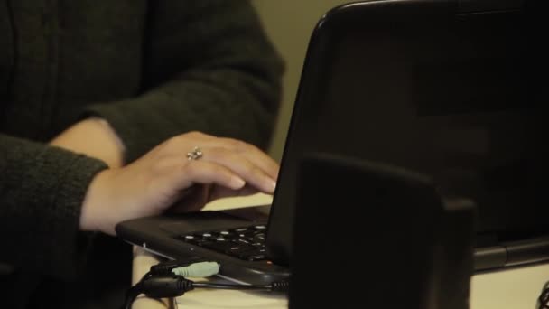 Руки Учительницы Средней Школы Черным Ноутбуком Классе Закрыть — стоковое видео