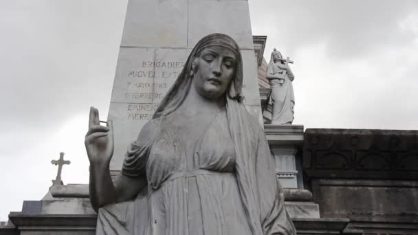 Statue Veiled Woman Recoleta Cemetery Buenos Aires Argentina Zoom Resolution — Stock Video