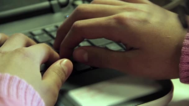 Ręka Uczennicy Liceum Ogólnokształcącego Upośledzeniem Wzroku Dotykanie Klawiatury Komputera Podczas — Wideo stockowe