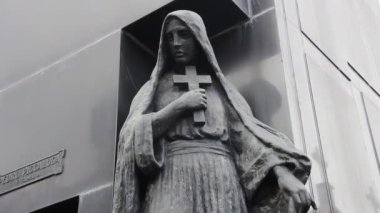 Arjantin, Buenos Aires Recoleta Mezarlığı 'nda Haç Tutan Kadın Heykeli. 4K Çözünürlüğü.