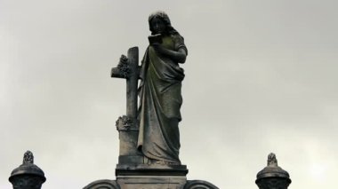 Recoleta Mezarlığındaki Kadın Heykeli, Buenos Aires, Arjantin. Yakınlaştır. 4K Çözünürlüğü.
