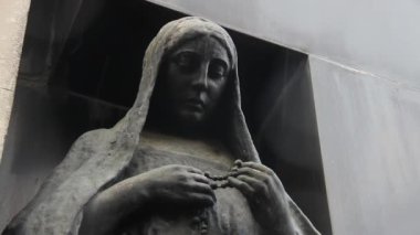 Buenos Aires, Arjantin 'deki Recoleta Mezarlığı' nda elinde tespih tutan peçeli kadın heykeli. 4K Çözünürlüğü.