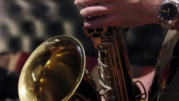 Muž Hrající Saxofon Zavři Rozlišení — Stock video