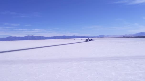 Linha Carros Salinas Grandes Salt Flats Província Jujuy Noroeste Argentina — Vídeo de Stock