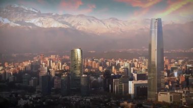 Arka planda And Dağları ile Şili 'nin başkenti Santiago de Chile şehri manzarası. 4K Çözünürlüğü.