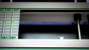 Taşıma bandı PCB Assembly and Manufacturing Factory 'de bileşenleri taşıyor. Yakın çekim. 4K Çözünürlüğü.