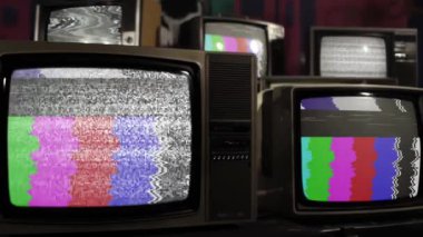 Retro TV Dönüşü Kroma Anahtarı Yeşil Ekran Parazit Ses ve Test Şablonu Sinyali ile birçok Vintage Televizyon Arasında. Yakın çekim. Yakınlaştır. 4K Çözünürlüğü.