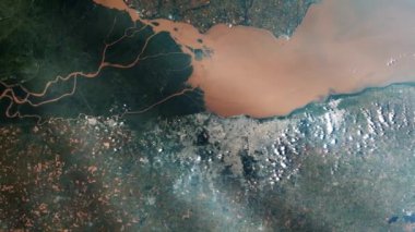Rio de la Plata Nehri Uzaydan Görüldü. Buenos Aires şehri Rio de la Plata 'nın güney kıyısında yer alır. NASA tarafından desteklenen bu videonun unsurları. 4K Çözünürlüğü.