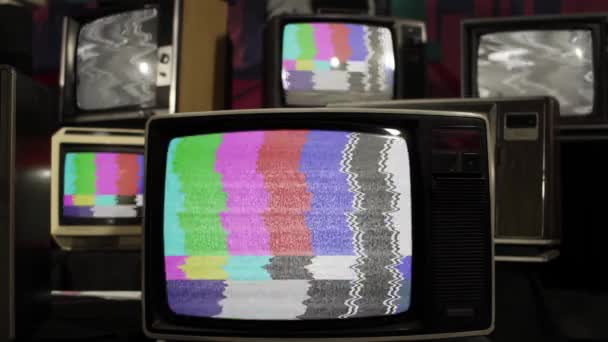静的ノイズとテストパターン信号を備えた多くのヴィンテージテレビの中でクロマキーグリーンスクリーンをオンにレトロテレビ 閉めろ 4K解像度 — ストック動画