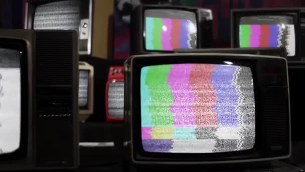 Retro Encendiendo Pantalla Verde Clave Croma Entre Muchos Televisores Vintage — Vídeo de stock