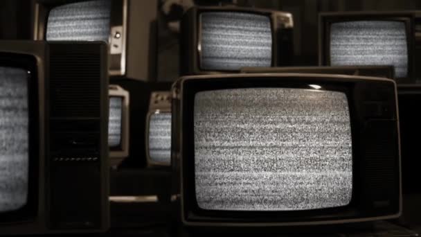 古いテレビは 多くの古いヴィンテージテレビの中でクロマキーグリーンスクリーンをオンにします セピア トーン 4K解像度 — ストック動画