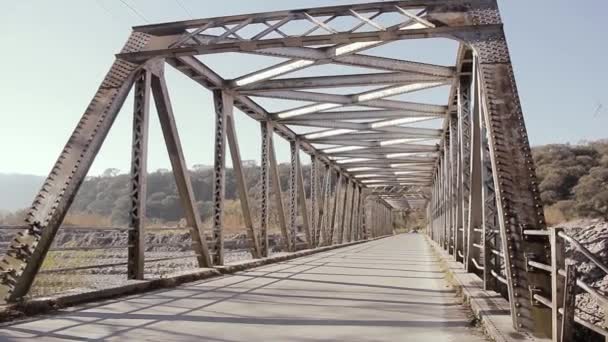 アルゼンチンのヴィラ ジャルダン レイエス村の古い橋 4K解像度 — ストック動画