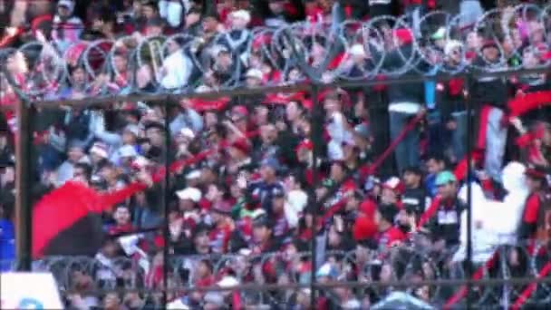 Размыл Толпу Футбольном Стадионе Оградой Колючей Проволоки Южной Америке Разрешение — стоковое видео
