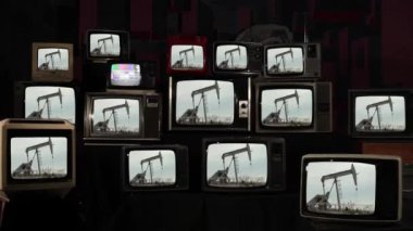 Petrol sahasındaki sondaj sahasında petrol pompası, Kaba Petrol Keşfi ve Vintage Televizyon. 4K Çözünürlüğü.