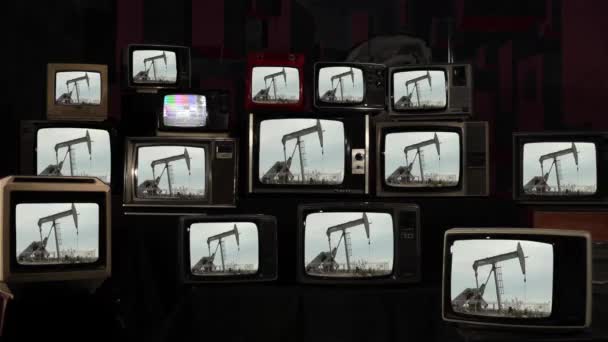 Oljepumpjack Vid Borrplatsen Oljefält Råoljeprospektering Och Vintage Televisions Upplösning — Stockvideo