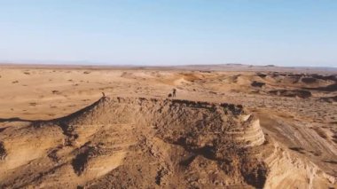 Güney Amerika, Şili, Caldera Bölgesi, Atakama Çölü 'ndeki Tepenin Üzerinde Duranlar. Drone Görüntüsü.  