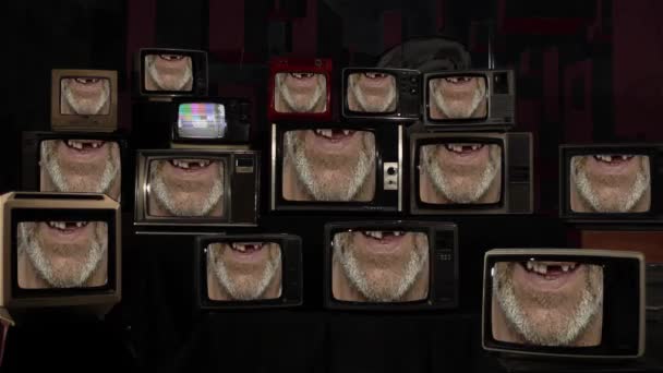 Homem Anônimo Sem Dentes Sorrindo Para Câmera Retro Televisions Resolução — Vídeo de Stock