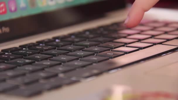 Laptop Bilgisayar Klavyesinde Yazan Genç Bir Kızın Eli Yakın Çekim — Stok video