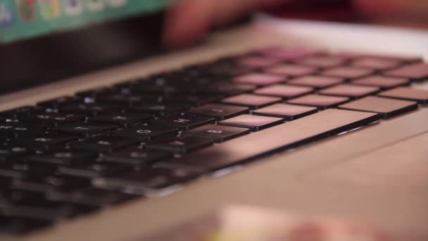 Hand Van Een Jong Meisje Typen Laptop Computer Keyboard Sluit — Stockvideo