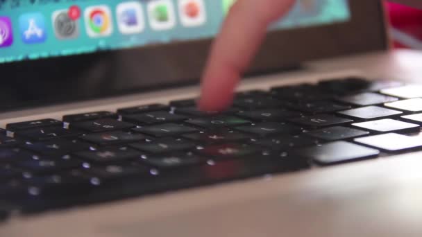 ラップトップコンピュータのキーボードに入力する若い女の子の手 閉めろ 4K解像度 — ストック動画