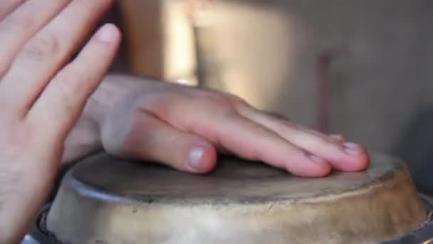 Hände Eines Percussionisten Der Eine Trommel Spielt Nahaufnahme Auflösung — Stockvideo