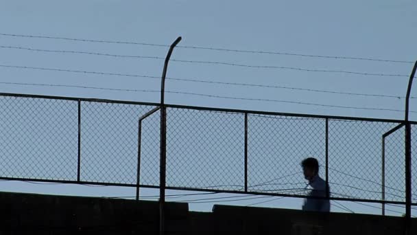 Oficial Prisión Guardia Cárcel Caminando Largo Una Pasarela Aire Libre — Vídeos de Stock