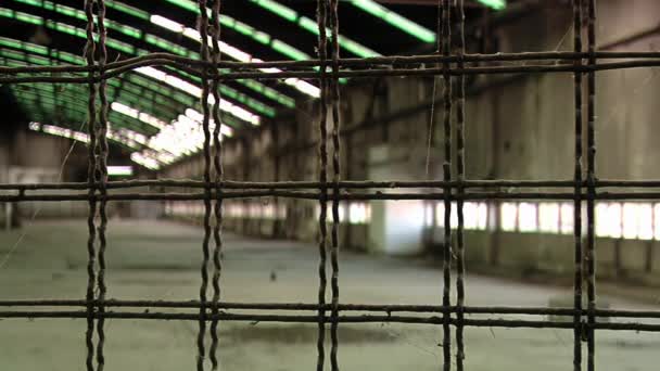 古い刑務所の廊下で錆びた金属製のフェンス 閉めろ 4K解像度 — ストック動画