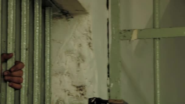 Ręka Więźnia Trzymającego Żelazne Pręty Celi Zaostrzonym Rygorze Zamknij Się — Wideo stockowe